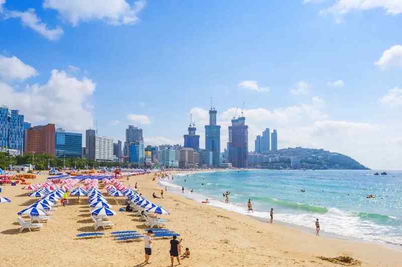 Đến biển Haeundae tại Busan để tránh cái nóng ngày hè