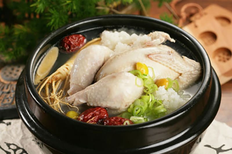 Canh gà nhân sâm Samgyetang là món ăn rất bổ dưỡng, thanh lọc cơ thể