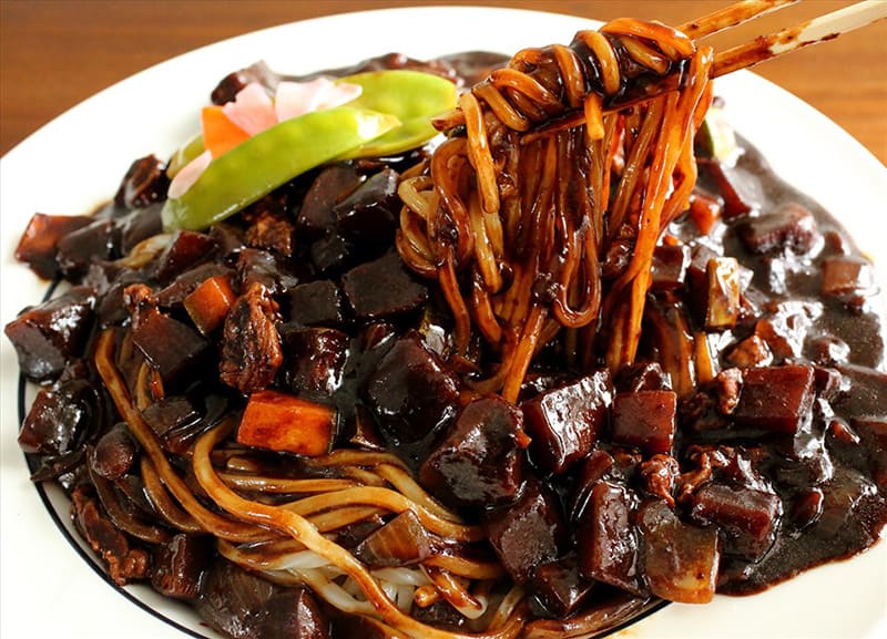 Mì tương đen Jajangmyeon dai giòn, thơm mùi đặc trưng