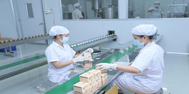 Nhân viên sản xuất mỹ phẩm